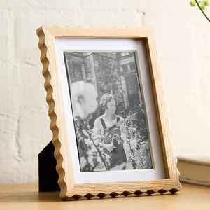 Cadre photo en bois à bords festonnés, sculpté à la main, en bois massif, à poser sur table, vente en gros - Product Image 1