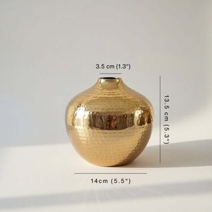 Vase de table artisanal essentiel pour la décoration, design minimaliste, finition dorée, diamètre 14 cm, hauteur 13,5 cm - Product Image 1