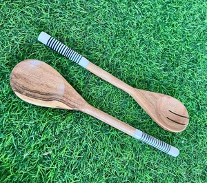 Ensemble de cuillères et fourchettes à salade en bois faites à la main, écologiques, en bois naturel, avec manche en résine, ustensiles de cuisine - Product Image 1