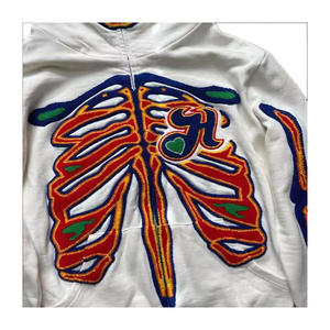 Sudadera con capucha y cremallera completa, de corte estructurado, tela premium y un ajuste cómodo y relajado para un estilo sin esfuerzo. - Product Image 2