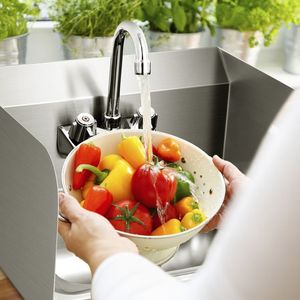 Lavabo a parete in acciaio inossidabile con rubinetto laterale, vasca singola, finitura spazzolata nano, per uso laboratorio - Product Image 6