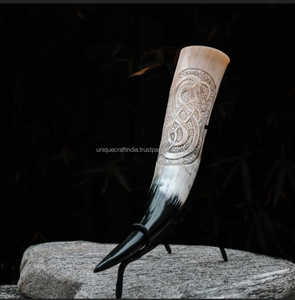 Cuerno para beber Premium de inspiración medieval al por mayor con intrincadas tallas decoración navideña técnica pulida - Product Image 3