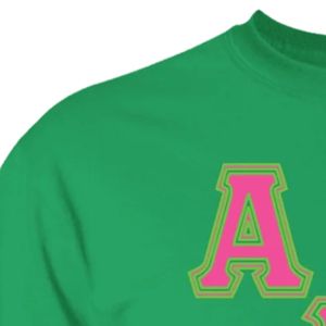 Camiseta Personalizada con Bordado Gráfico Verde para Mujer, Manga Corta, Cuello Redondo, Informal, con Diseño de Letras Alpha Kappa Alpha - Product Image 5
