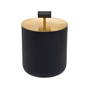 Cubo de hielo moderno en negro mate con una elegante tapa plana de metal dorado, adornada con una distintiva asa superior en forma de T minimalista. - Product Image 2