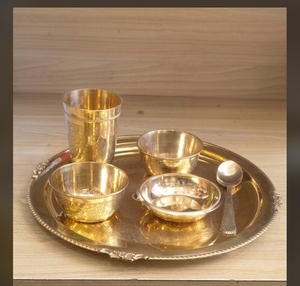 Juego de Bandejas Clásicas de Metal Chapado en Oro con Taza Grabada, Tres Tazones y Cuchara Portátil para Servir, Vajilla Tradicional para Bodas - Product Image 1