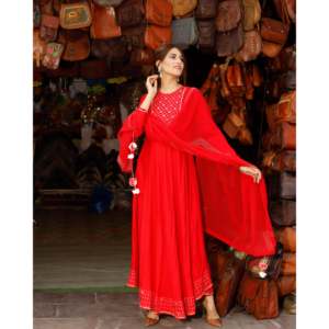 Ensemble de costume long en mousseline de rayonne rose rouge pour femme avec design de col, disponible en taille XS - Product Image 2