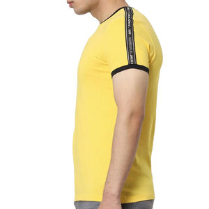 Camiseta de Manga Corta con Cuello Redondo para Hombre, Color Amarillo, con Ribete en Contraste, Corte Ajustado, Diseño Casual de Punto en Color Sólido - Product Image 2