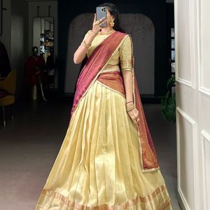 Lehenga Choli en soie Dupion royale avec broderie Zari et dupatta scintillante Zari |   Robe de mariée traditionnelle à volants de 4 mètres - Product Image 1