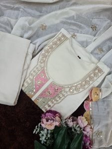 ชุดเสื้อผ้าไหมชานเดอรีปักลายหรูหรา พร้อมผ้าคลุมไหล่ สีขาว รุ่น 71548 - Product Image 2