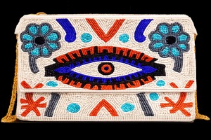 Cette pochette perlée à l'œil porte-bonheur, fabriquée à la main, est bien plus qu'un simple sac – c'est une déclaration de style, d'énergie et d'individualité. Conçu - Product Image 2