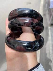 Bracelets ouverts en résine ondulée irrégulière verte de style européen et américain, bijoux de main de luxe haut de gamme au design simple et élégant - Product Image 4