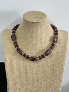 Collar de Ángel Elegante para Mujer, Accesorio de Joyería con Detalles en Oro, Cuentas de Resina Brillante, Diseño de Lujo Hecho a Mano - Product Image 1