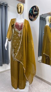 Robe Anarkali pour femme en soie mousse vert olive brodée, style traditionnel indien pakistanais, longueur ras du sol, coupe ample, pour mariage - Product Image 4
