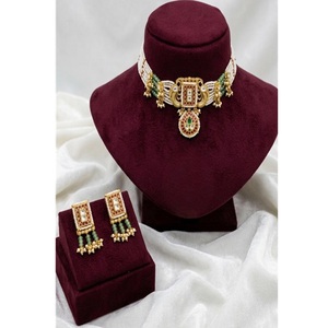 Ensemble collier et boucles d'oreilles en moissanite plaqué or de qualité supérieure, style Rajwadhi, pour collection de mariage. - Product Image 2