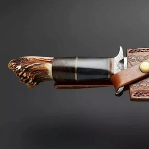 Cuchillo de caza y camping hecho a mano de Damasco, cuchillos forjados de Damasco con mango de cuerno de ciervo y toro - Product Image 3