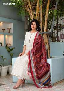 ชุดคุर्ติ-กางเกงพร้อมผ้าคลุมไหล่ ผ้าฝ้ายชิกันการีคุณภาพดีเยี่ยม สำหรับใส่เป็นลำลอง  ผู้จัดจำหน่ายจากอินเดีย ราคาขายส่ง - Product Image 4