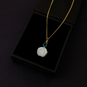 Collier pendentif fleur de rose sculptée à la main, nacre, pierre précieuse, breloque coquillage, bijoux bohèmes faits à la main, cadeau pour femme - Product Image 1