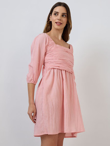 Robe en mousseline de soie florale couleur pêche, coupe ajustée et évasée, élégante et décontractée pour femme, longueur genou, pour usage quotidien et tenue de soirée stylée - Product Image 3