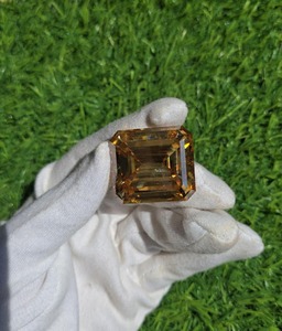 Moissanita de 112.15 CT, Corte Esmeralda, Color Amarillo Champán, Claridad SI, con Piedra Decorativa de Forma Elegante Hecha a Mano Incluida - Product Image 5