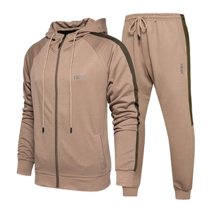 Survêtement à capuche de luxe pour homme, tenue de sport élégante avec tissu de qualité supérieure et coupe ajustée décontractée - Product Image 6