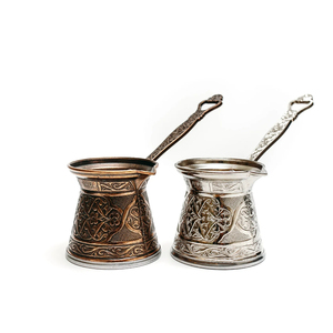 Cezve Ibrik turque authentique en cuivre gravé, artisanal, avec poignée en bois, pour la préparation sur cuisinière. - Product Image 5
