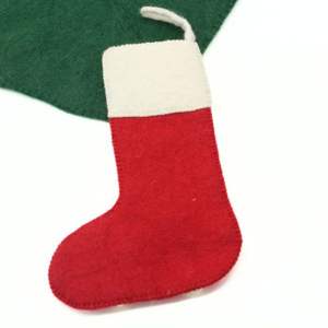 ถุงเท้าคริสต์มาสทำมือคุณภาพสูงจากผ้าขนสัตว์เป็นมิตรกับสิ่งแวดล้อม พร้อมดีไซน์ตามสั่ง - สีแดงและสีขาว - Product Image 2