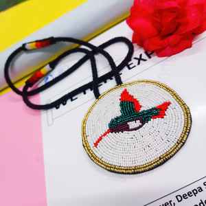 Collier pendentif oiseau artisanal perlé avec perles rouges, vertes, noires, blanches et dorées et cordon long pour un style artistique, traditionnel et culturel - Product Image 6