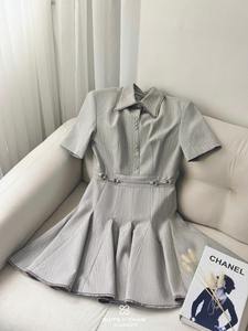 Robe mini plissée tissée pour femme, col rabattu, évasée, teinte en fil, taille haute, rayée, en tissu peigné, service OEM, collection automne - Product Image 2