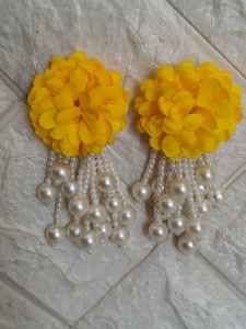 Pendientes de Perlas Florales Amarillos con Latkan |   Joyería para Bodas Indias/Pakistaníes, Haldi y Mehendi |   Recuerdo de Boda |   Joyería de Bollywood - Product Image 2