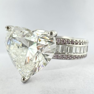 Anillo de Compromiso con Diamante Cultivado en Laboratorio en Forma de Corazón de 7.40 CTW, Certificado por IGI, Oro Blanco Sólido de 18k, Banda Ancha con Detalles en Rosa Baguette - Product Image 4