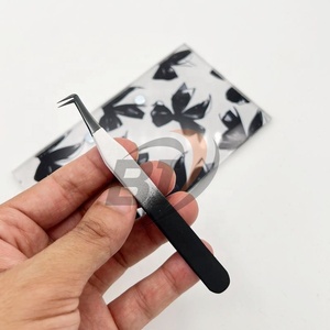 แหนบขนตาสองโทนสีขาวดำทำจากเหล็กแบบยั่งยืนพร้อมขนตางอคริลิคปรับแต่งโลโก้ได้ตามต้องการ - Product Image 2