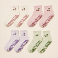 Vente en gros de chaussettes de cheville en coton pour femmes avec logo personnalisé, broderie de cerises mignonnes, antidérapantes, pour le yoga et les activités au sol