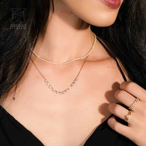Collar de lujo con diamantes baguette y redondos, colgante de barra curva de oro de 14 quilates con cadena para mujer, joyería fina. - Product Image 1