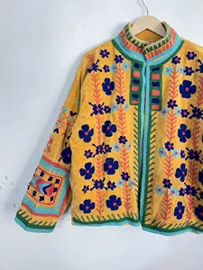 เสื้อแจ็คเก็ตกำมะหยี่สีเหลืองทำมือ ปักลายดอกไม้สีฟ้าครามและสีกรมท่า ดีไซน์หรูหราสไตล์วินเทจ - Product Image 4
