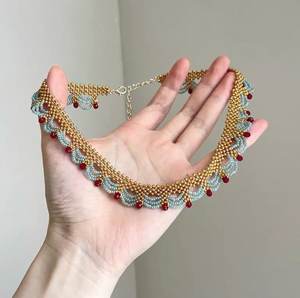 Elegante Conjunto de Collar y Pulsera con Cuentas Geométricas para Mujer, Joyería Hecha a Mano con Patrones Coloridos, Base Negra, por UO - Product Image 2