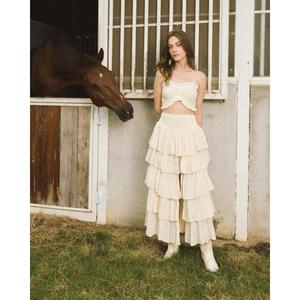 Ensemble jupe longue étagée à volants style bohème pour femme, avec crop top à manches courtes et col en V, 100% Rayonne, taille naturelle, couleur unie, pour l'été, les vacances et les stations balnéaires - Product Image 1