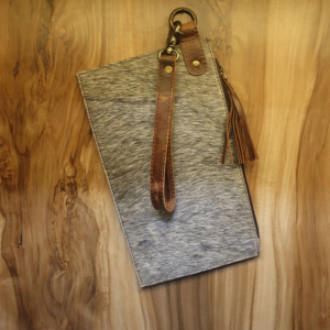 Pochette à main en cuir véritable de vachette à poils pour femme – Pochette zippée de style western rustique faite à la main avec bandoulière amovible - Product Image 3