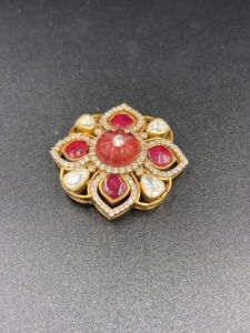 Collar de Plata Chapado en Oro con Colgante Floral y Detalles en Dobleto Rojo, Estilo Clásico para Mujer, Ideal para Bodas y Compromisos - Product Image 1