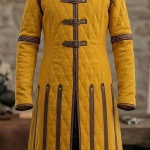 Gambeson matelassé jaune médiéval avec garnitures en cuir, veste en coton rembourrée, costume de la Renaissance, manteau, vente en gros, fabricant OEM - Product Image 3