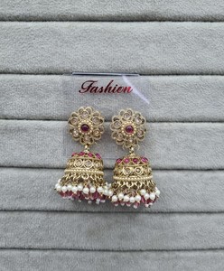 Boucles d'oreilles Jhumka plaquées or style Bollywood, perles traditionnelles indiennes, clous floraux, perles à pampilles, bijoux de mode pour femmes - Product Image 1