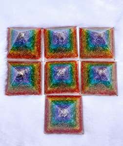 Pyramide d'orgone sept chakras la plus vendue avec cristal d'onyx pour la guérison énergétique, la méditation et l'équilibrage des chakras, disponible à la vente - Product Image 2