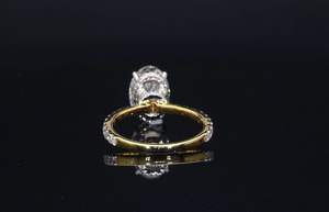 Bague de fiançailles en diamant de laboratoire taille ovale 2 carats, plaqué or jaune 14 carats, pierres latérales pavées 0,5 carat, certifiée IGI, vente en gros - Product Image 5