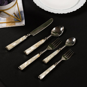 Juego de cubiertos de acero inoxidable de lujo personalizable con construcción duradera y diseño elegante para la mesa - Product Image 4