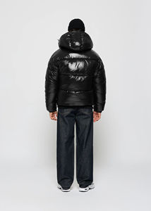 Chaqueta Acolchada Negra con Capucha para Hombre, Estilo Urbano, Cálida para Invierno, con Logotipo Personalizado en la Parte Delantera - Product Image 5