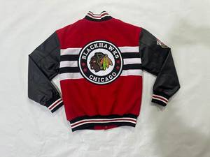 Blouson Bomber Homme Personnalisé Style Universitaire Baseball Manches en Cuir PU Rouge et Noir Boutons Pression Col Côtelé Hiver ODM - Product Image 2