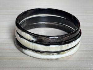Brazalete Clásico de Cuerno de Vaca, Negro y Blanco Marmoleado, Unisex, Joyería Cristiana Moderna, Accesorio de Moda - Product Image 1