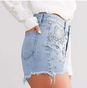 Shorts de mezclilla desgastados con pedrería para mujer, de cintura alta, estilo streetwear de verano, color azul claro con dobladillo deshilachado - Product Image 3