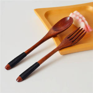 Ensemble cuillère, fourchette et couteau en bois écologiques pour les repas quotidiens et le service des aliments, disponible au meilleur prix du marché - Product Image 3