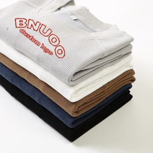 T-shirt à manches longues en tricot gaufré pour homme MAX WORLD ENTERPRISES, logo brodé sur le devant, col rond, coupe décontractée, 100% coton - Product Image 4