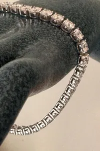สร้อยข้อมือเพชรทรงกลมเจียระไนแบบบริลเลียนท์สำหรับผู้หญิง ชุบโรเดียม สไตล์คลาสสิก ตัวเรือนโลหะผสม - Product Image 4